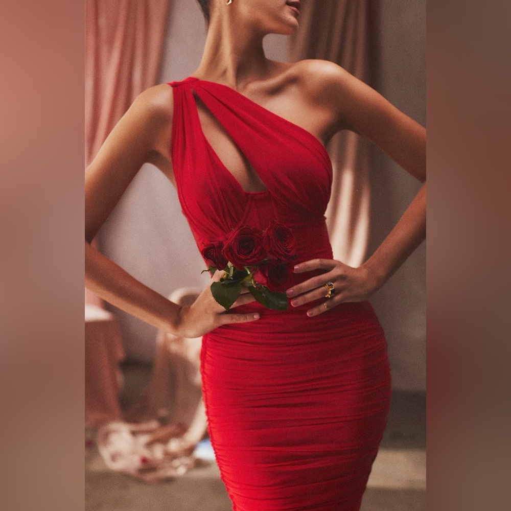 House of CB VALENTINA
SCARLET ASYMMETRIC CUTOUT MIDI DRESS